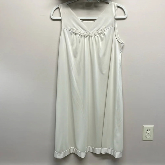 Vintage Vanity Fair Nylon Nightgown V-Neck M - Picture 1 of 15